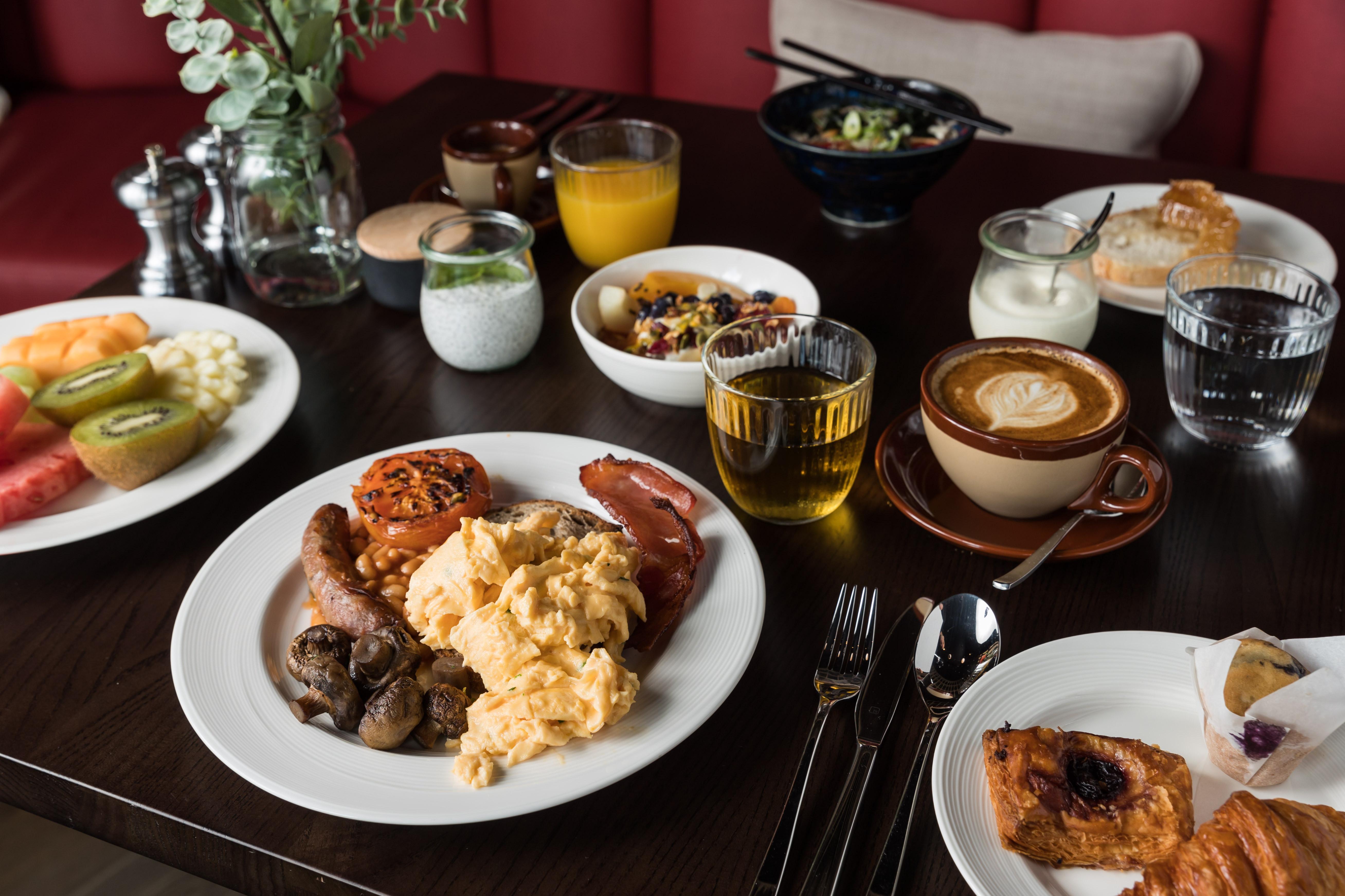 คริสตัลบรูค ไบลีย์ Hotel แคนส์ ภายนอก รูปภาพ A breakfast at the restaurant