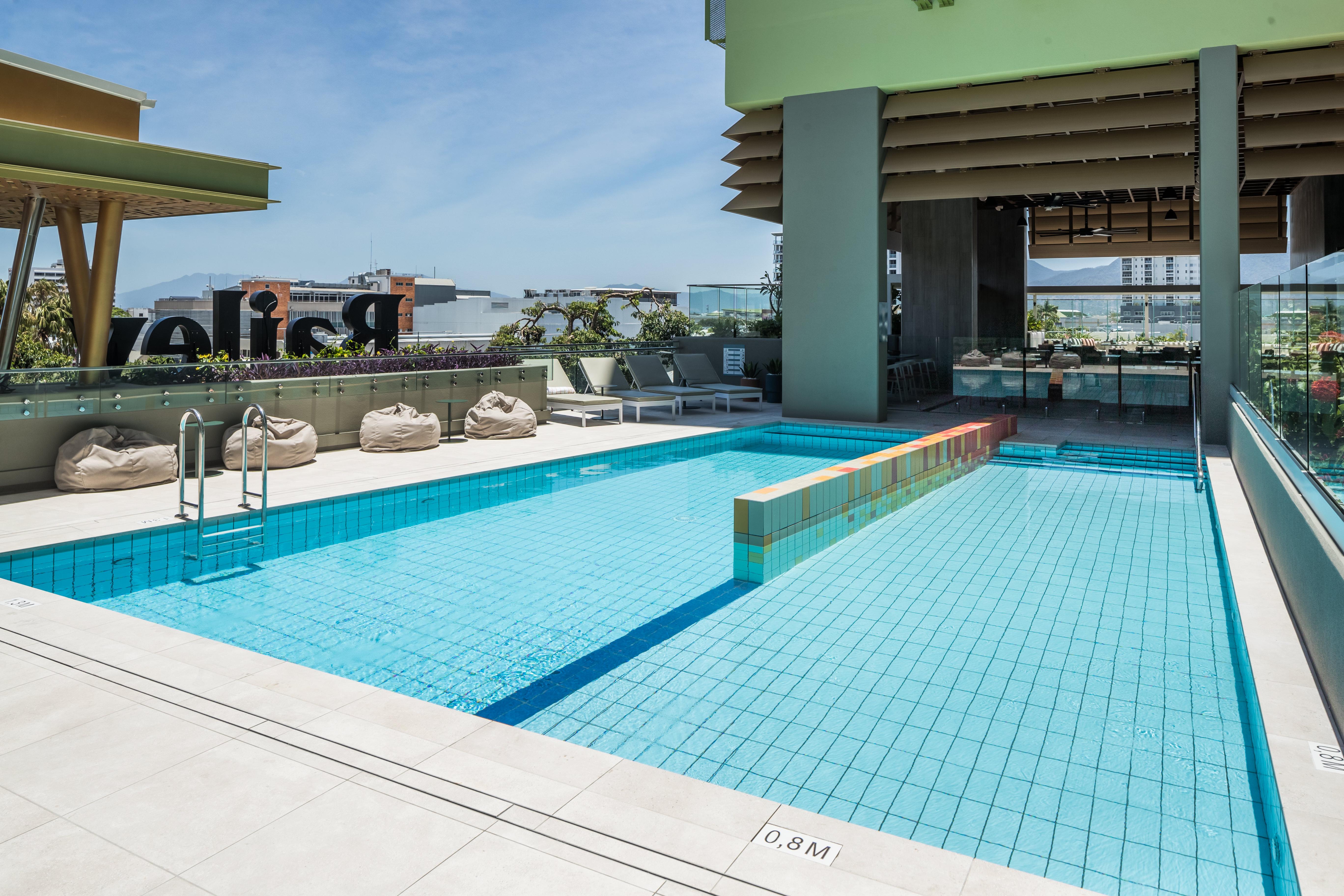 คริสตัลบรูค ไบลีย์ Hotel แคนส์ ภายนอก รูปภาพ The rooftop pool at the hotel