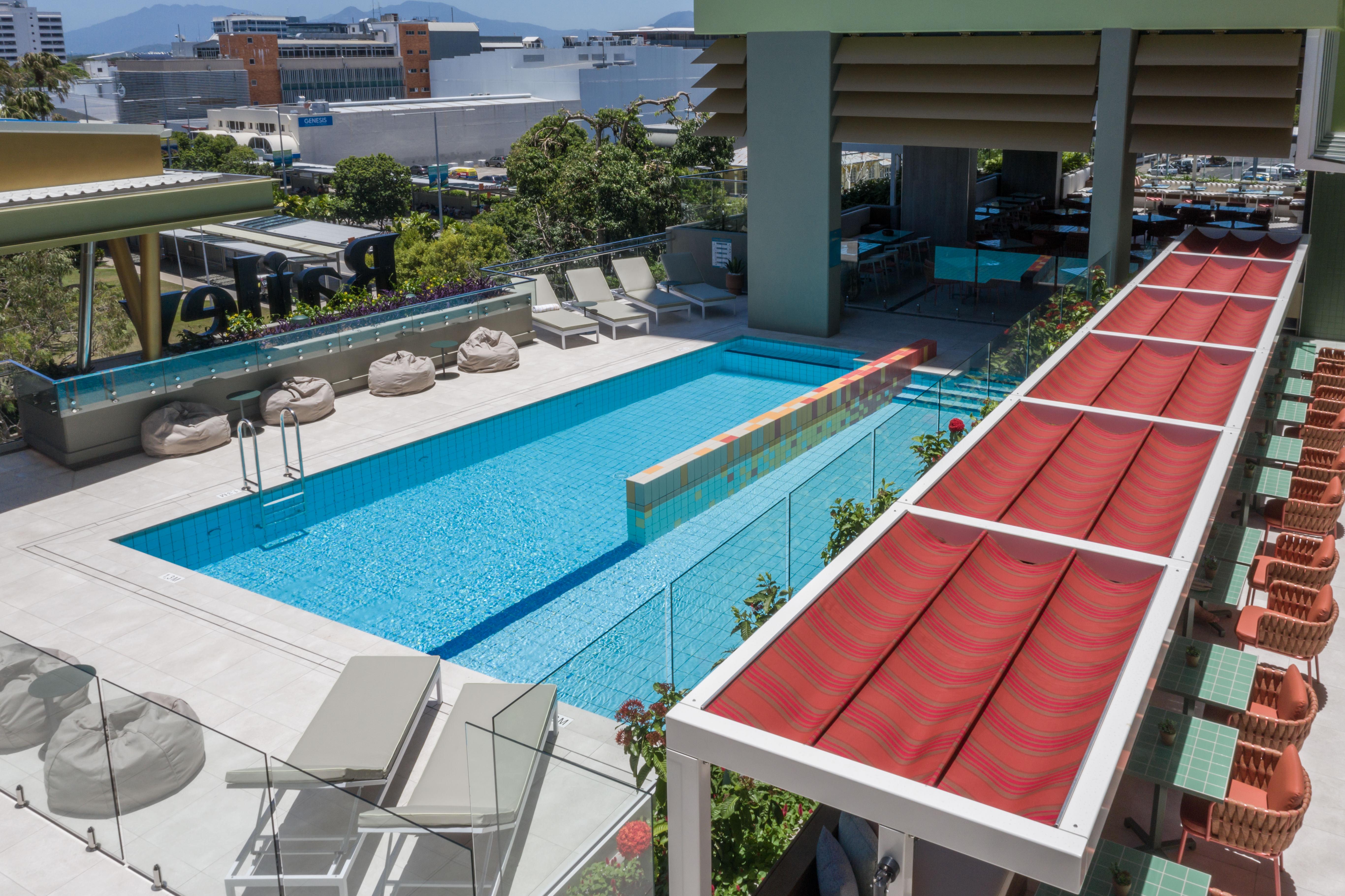 คริสตัลบรูค ไบลีย์ Hotel แคนส์ ภายนอก รูปภาพ The pool at the hotel