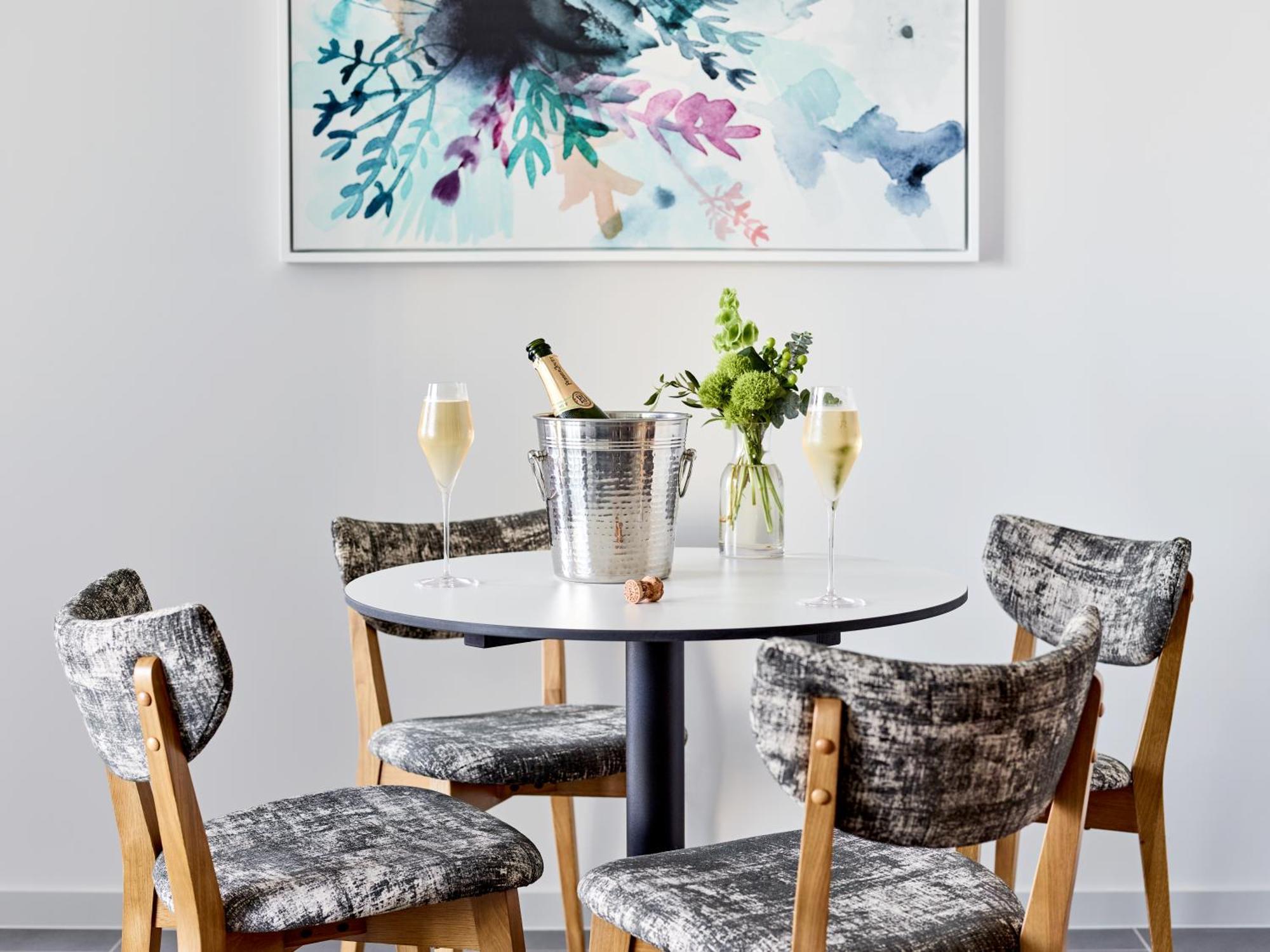 คริสตัลบรูค ไบลีย์ Hotel แคนส์ ภายนอก รูปภาพ A dining room with a table and chairs