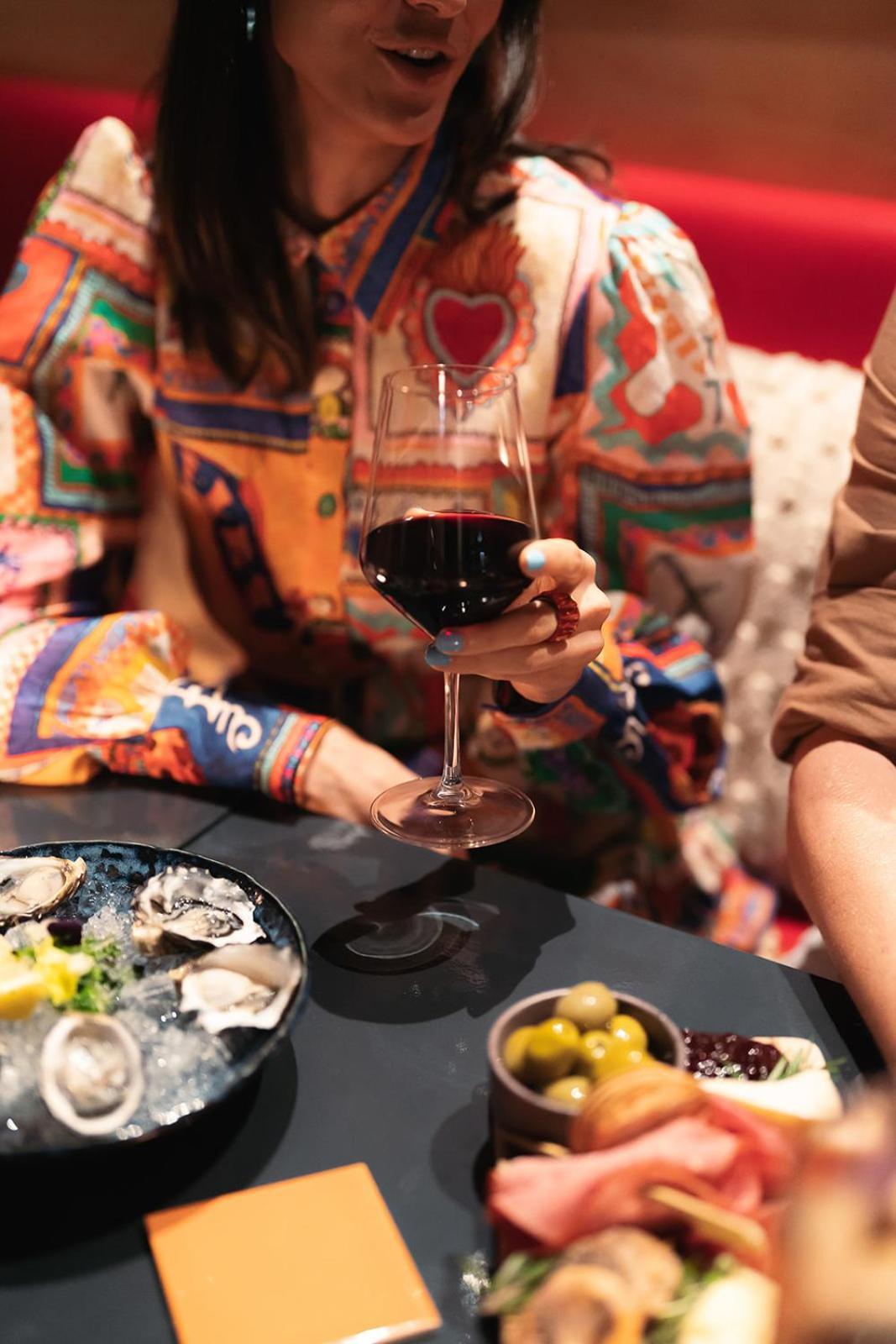 คริสตัลบรูค ไบลีย์ Hotel แคนส์ ภายนอก รูปภาพ A glass of red wine